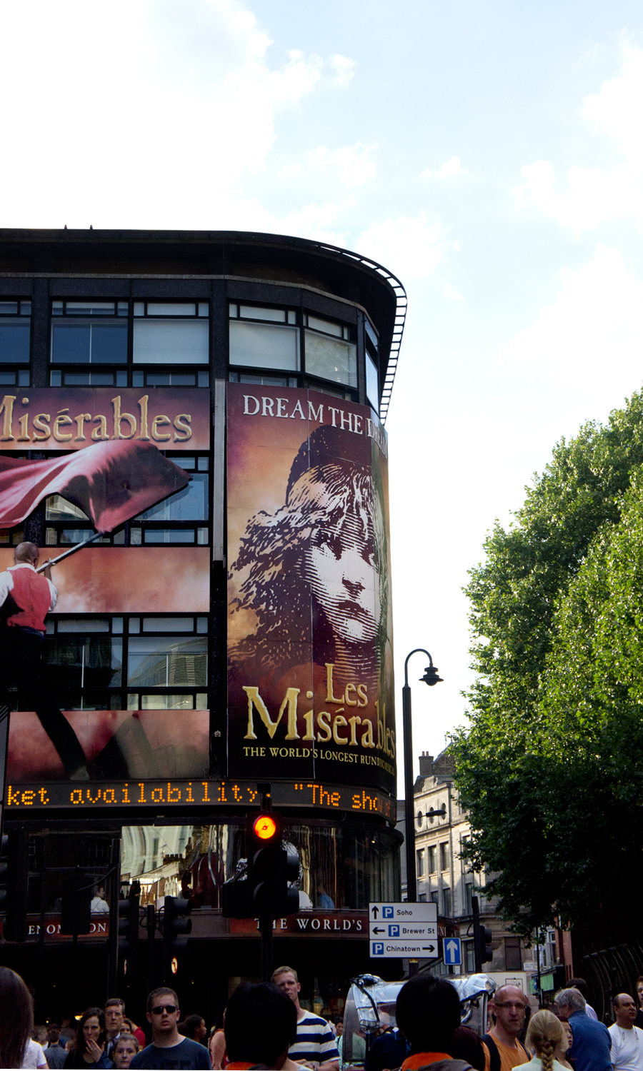 2014-les-miserables-musical-london-uk-01